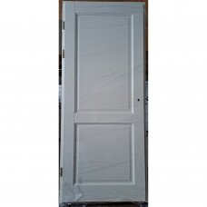 Baltai dažytos medinės durys