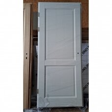 Baltai dažytos medinės durys